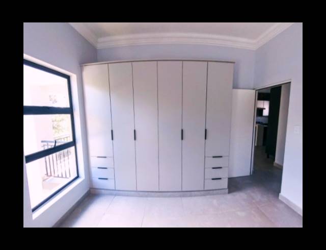 3 BEDROOM APARTMENT FOR SALE IN BRYANSTON
